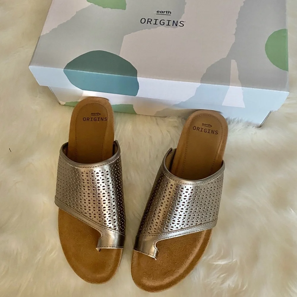 Earth Origins Pearl thong sandals in washed gold metallic leather, Sz. 9.5